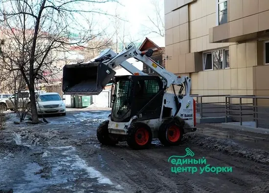 Чистка придомовой территории зимой